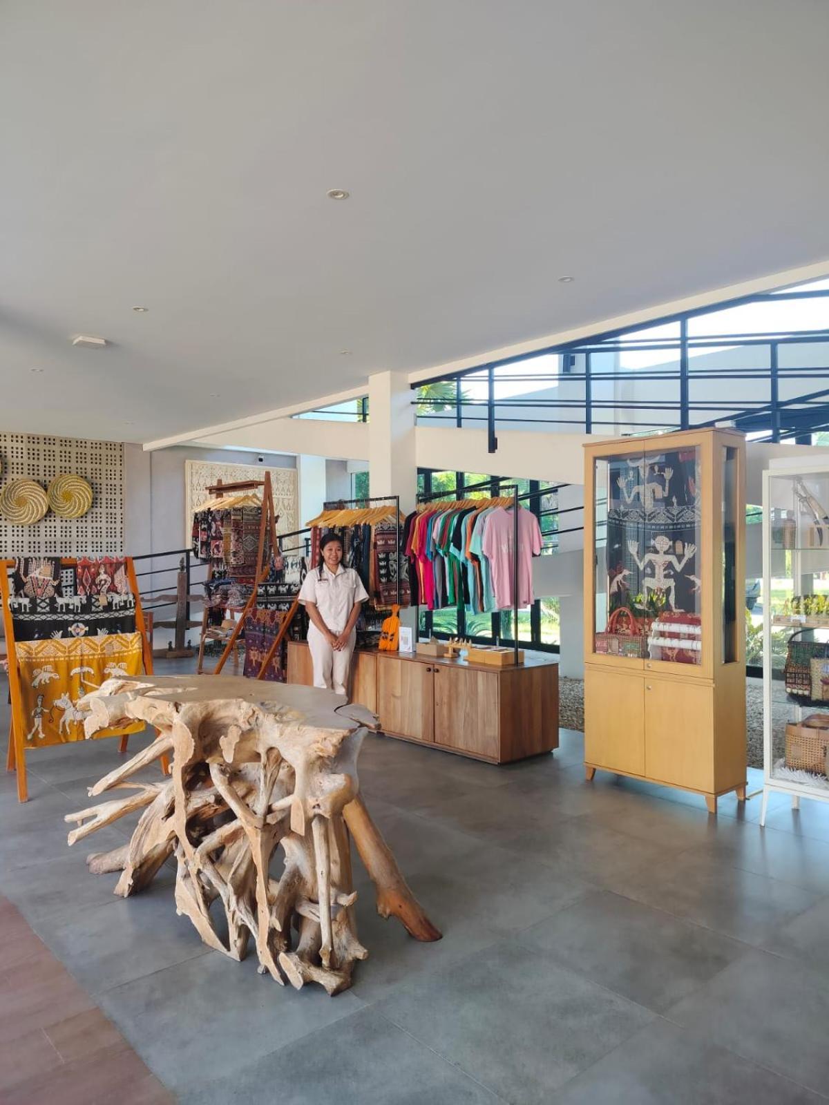 Kambaniru Beach Hotel And Resort Waingapu Luaran gambar